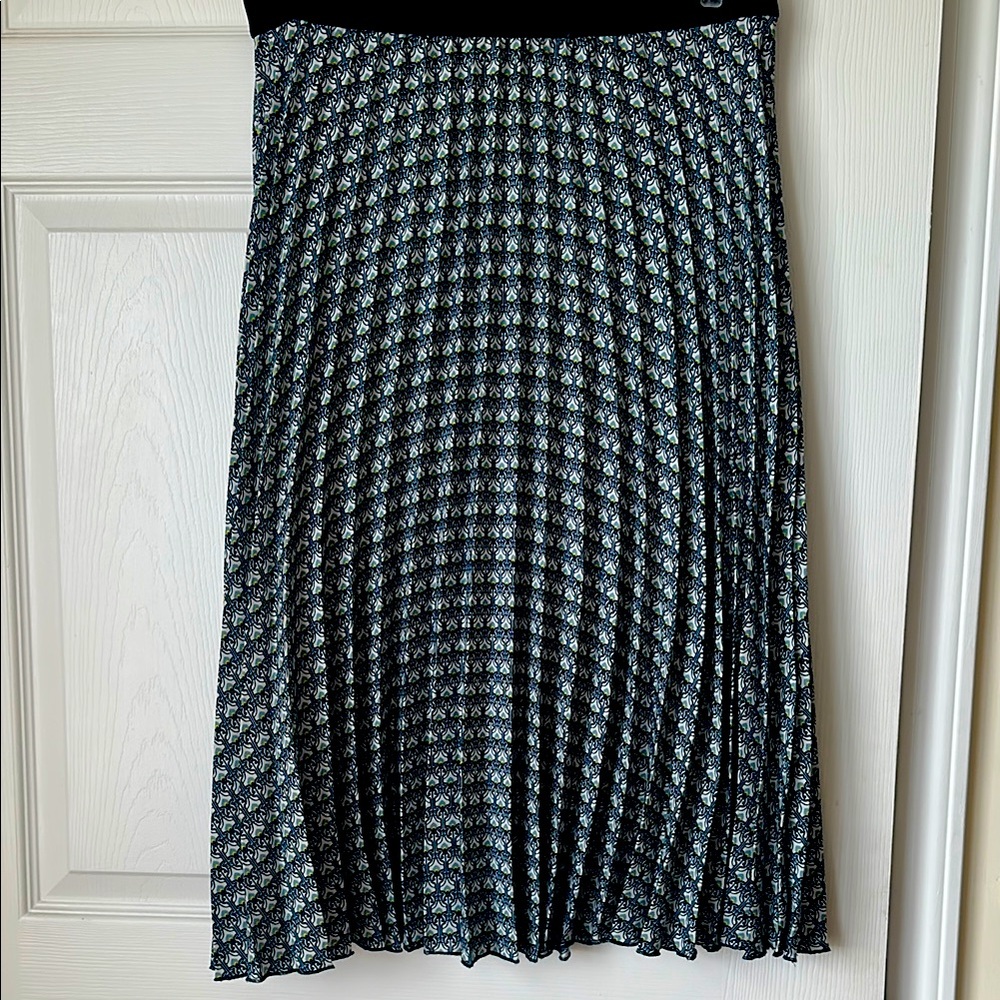 Max Studio flattering Blue and White Pleated Skirt